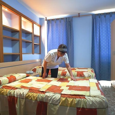 Hostal Xarau Cerdanyola del Valles Bagian luar foto