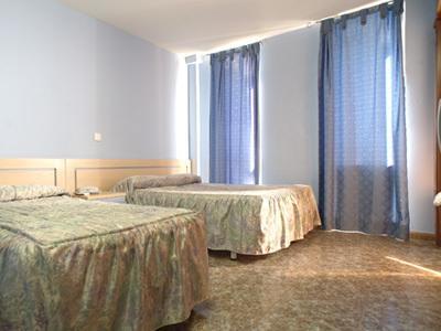 Hostal Xarau Cerdanyola del Valles Ruang foto