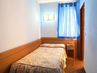 Hostal Xarau Cerdanyola del Valles Ruang foto