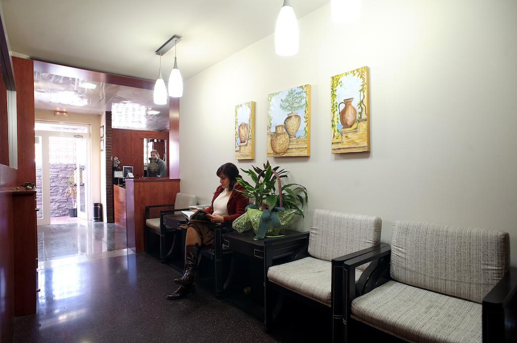 Hostal Xarau Cerdanyola del Valles Bagian luar foto