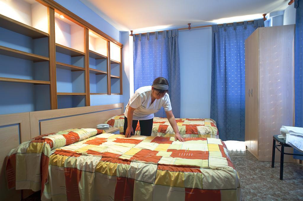 Hostal Xarau Cerdanyola del Valles Bagian luar foto