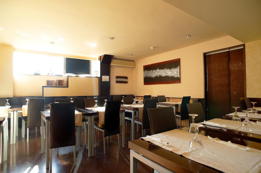 Hostal Xarau Cerdanyola del Valles Bagian luar foto