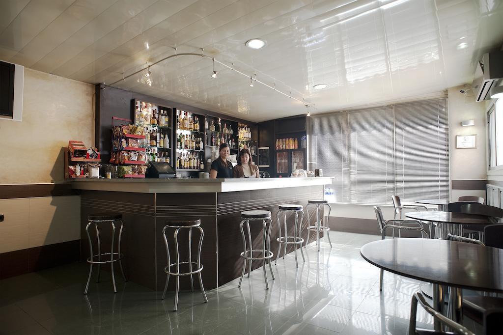 Hostal Xarau Cerdanyola del Valles Bagian luar foto