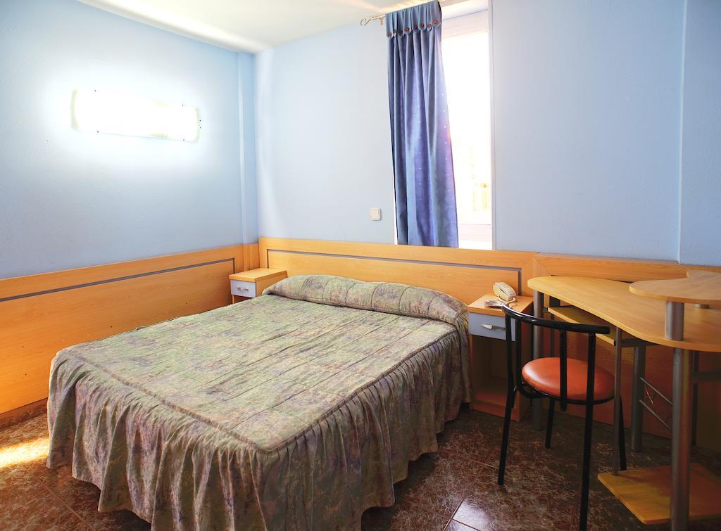 Hostal Xarau Cerdanyola del Valles Ruang foto