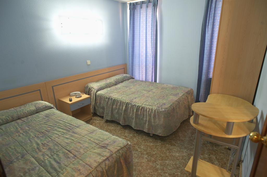 Hostal Xarau Cerdanyola del Valles Ruang foto