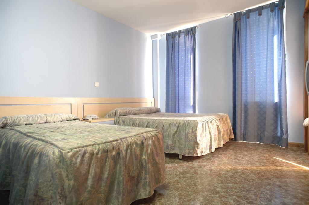 Hostal Xarau Cerdanyola del Valles Ruang foto