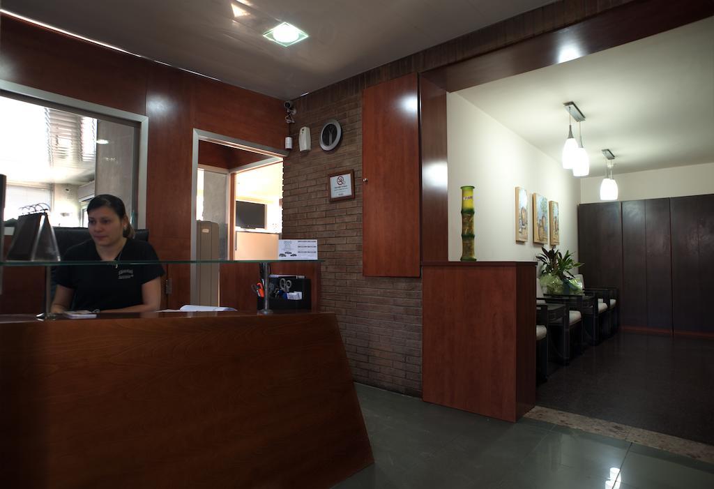 Hostal Xarau Cerdanyola del Valles Bagian luar foto