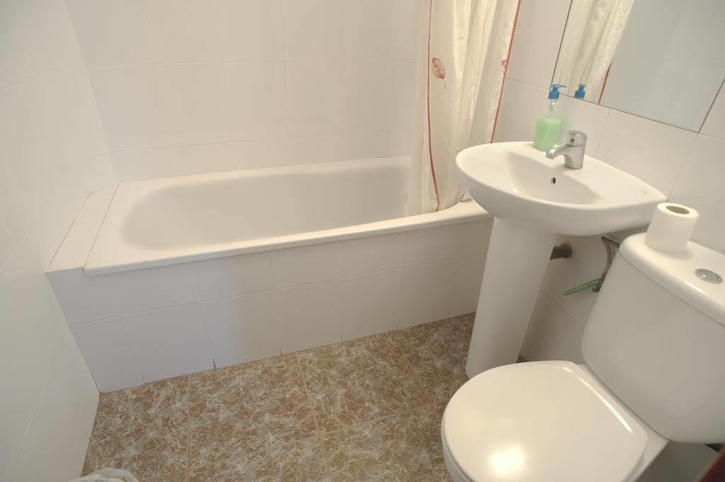 Hostal Xarau Cerdanyola del Valles Bagian luar foto